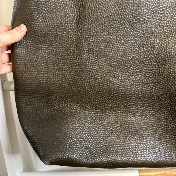 Madewell Transport Tote in Pebbled Leather, dark grey / brown - Picture 5 of 14